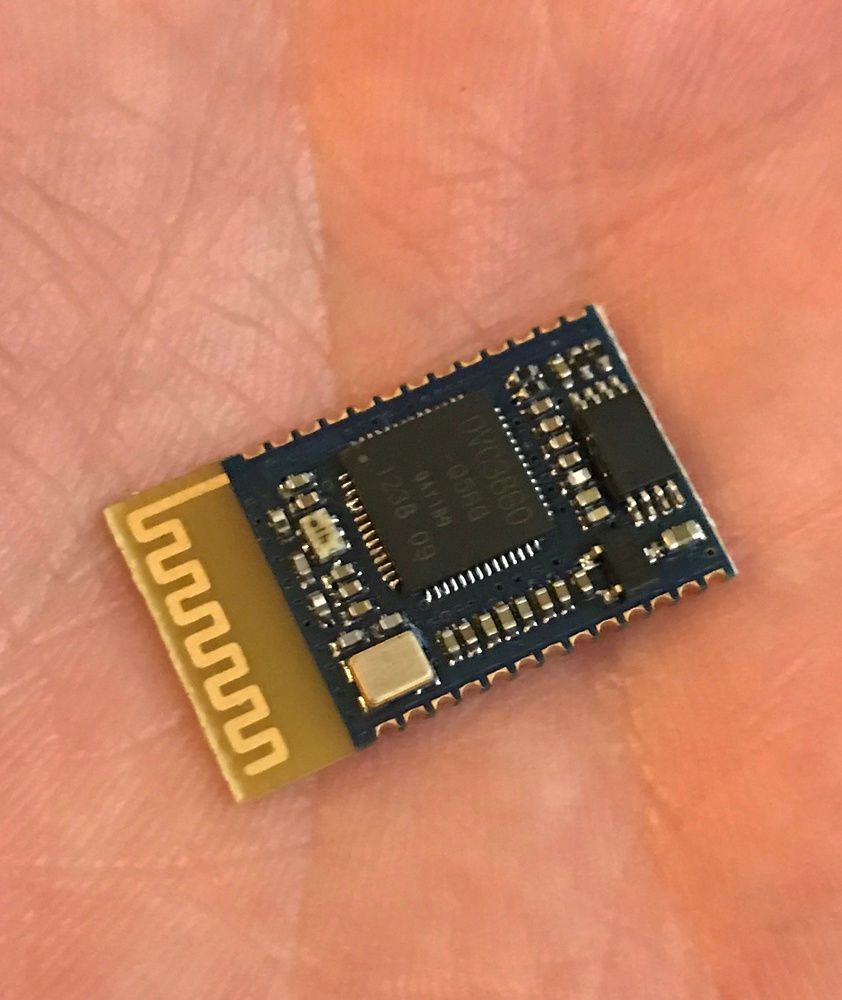 BLK-MD-SPK-B-G bluetooth receiver in hand